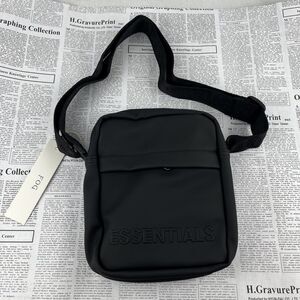 Essentials Shoulder Bag Black
